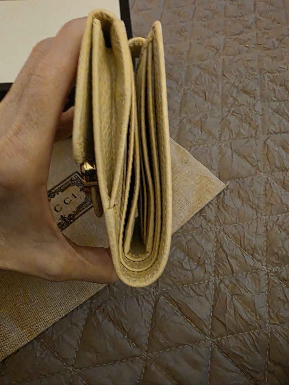 Gucci Interlocking G Bifold Wallet in a beige/LIKE NEW CONDITION/ FULL INCLUSION - Picture 5 of 13